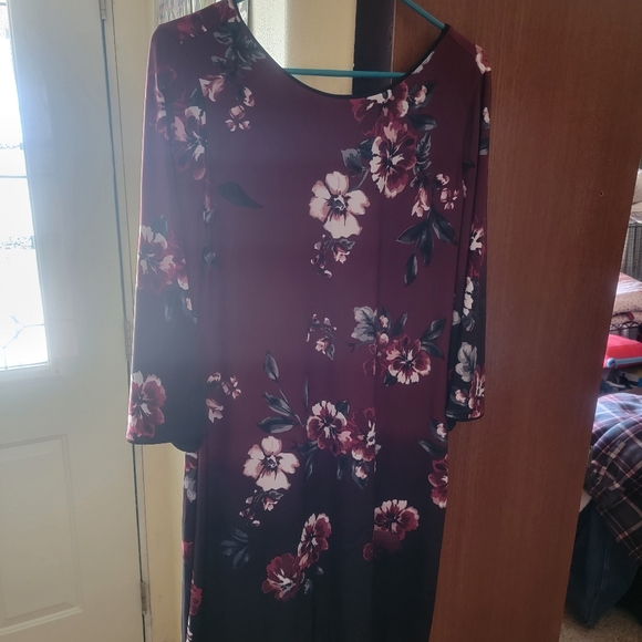 Carmen Marc Valvo Dresses & Skirts - Dark Burgundy Floral Dress